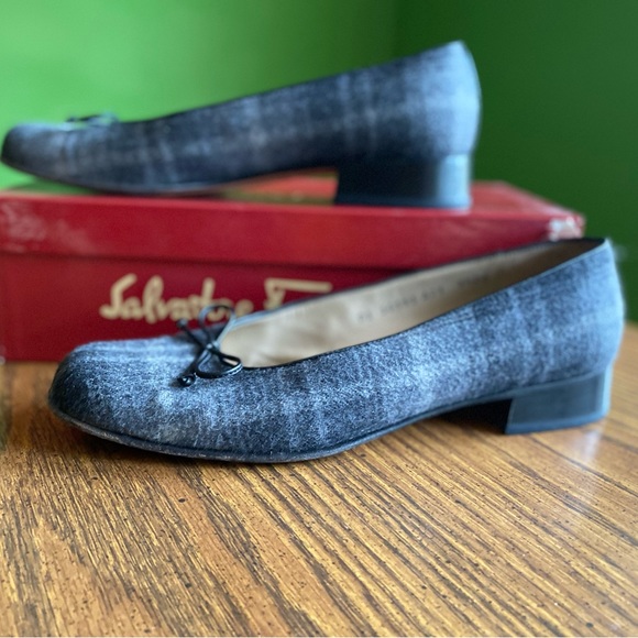 Beautiful plaid Ferragamo flats - Picture 4 of 5